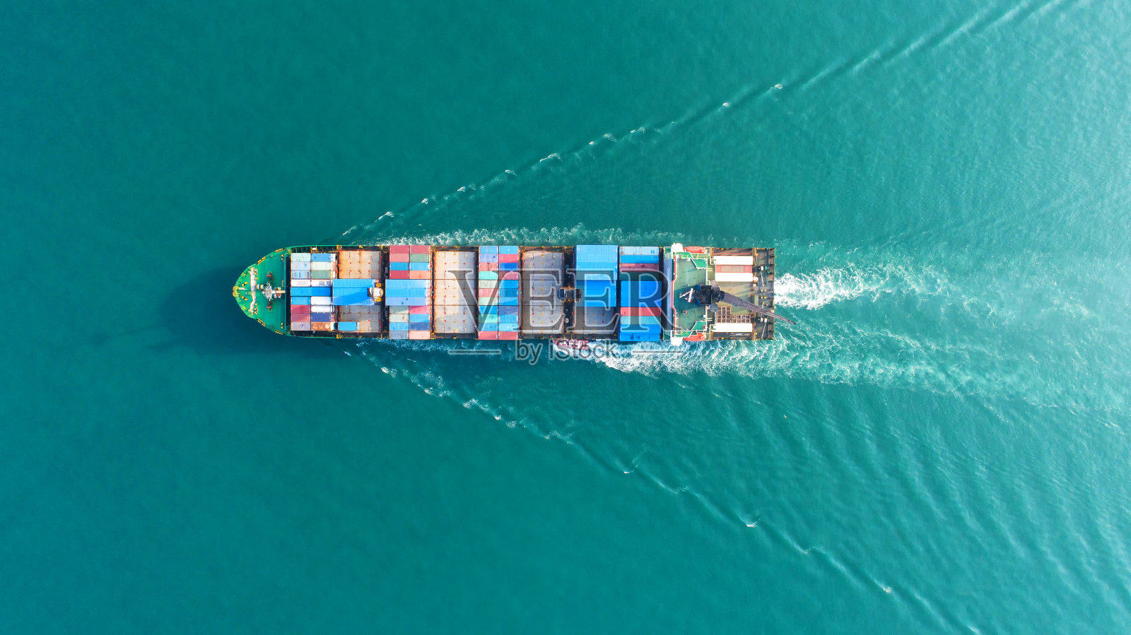 集裝箱、集裝箱船在進出口和商業物流,由起重機,貿易港口,航運,貨物到港。鳥瞰圖,水運,國際,殼牌海運,運輸,物流,貿易,港口照片攝影