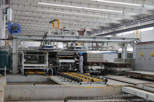 企業(yè)生產(chǎn)忙 經(jīng)濟(jì)穩(wěn)向好 集裝箱運(yùn)輸彰顯經(jīng)濟(jì)活力